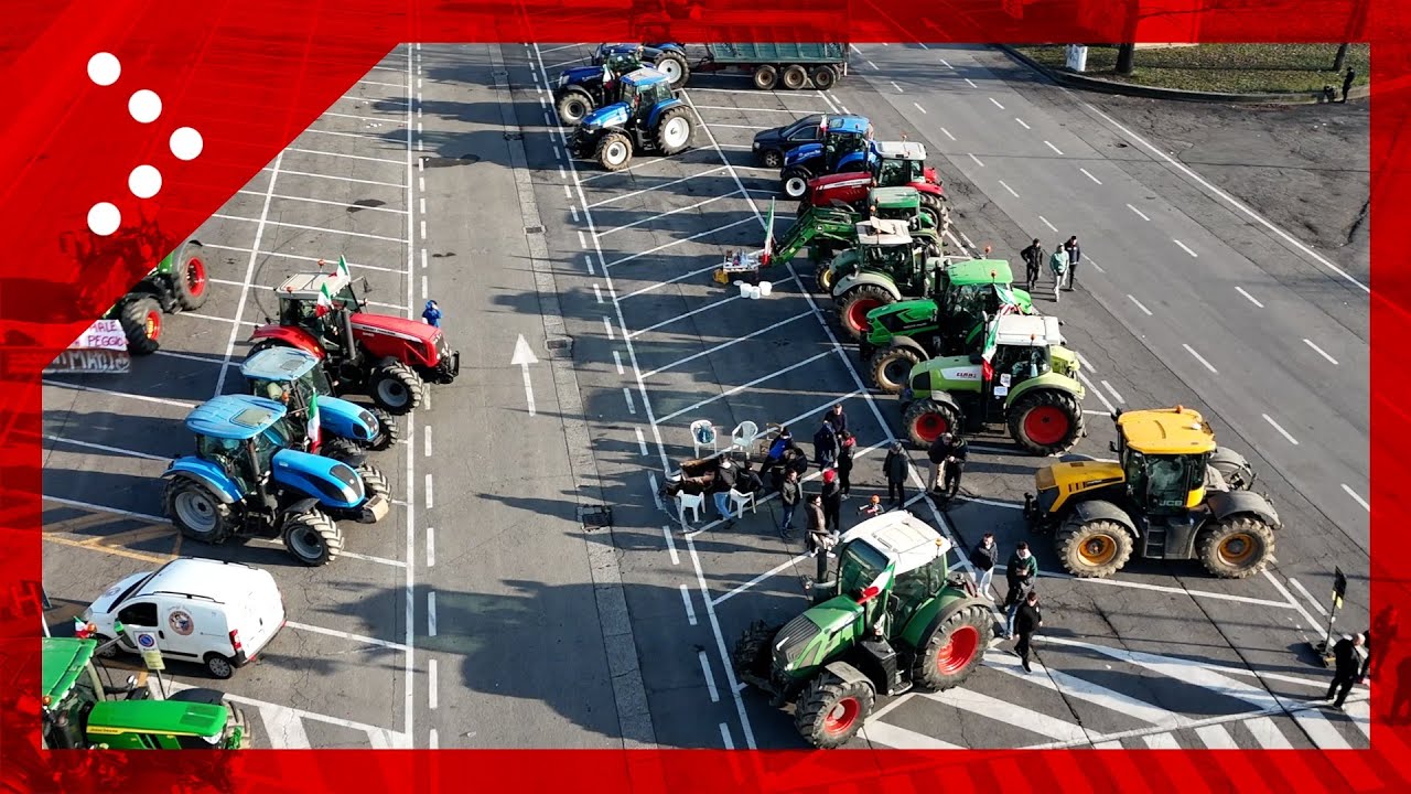 Brescia, la partenza del corteo dei trattori dall'ortomercato: le immagini dal drone