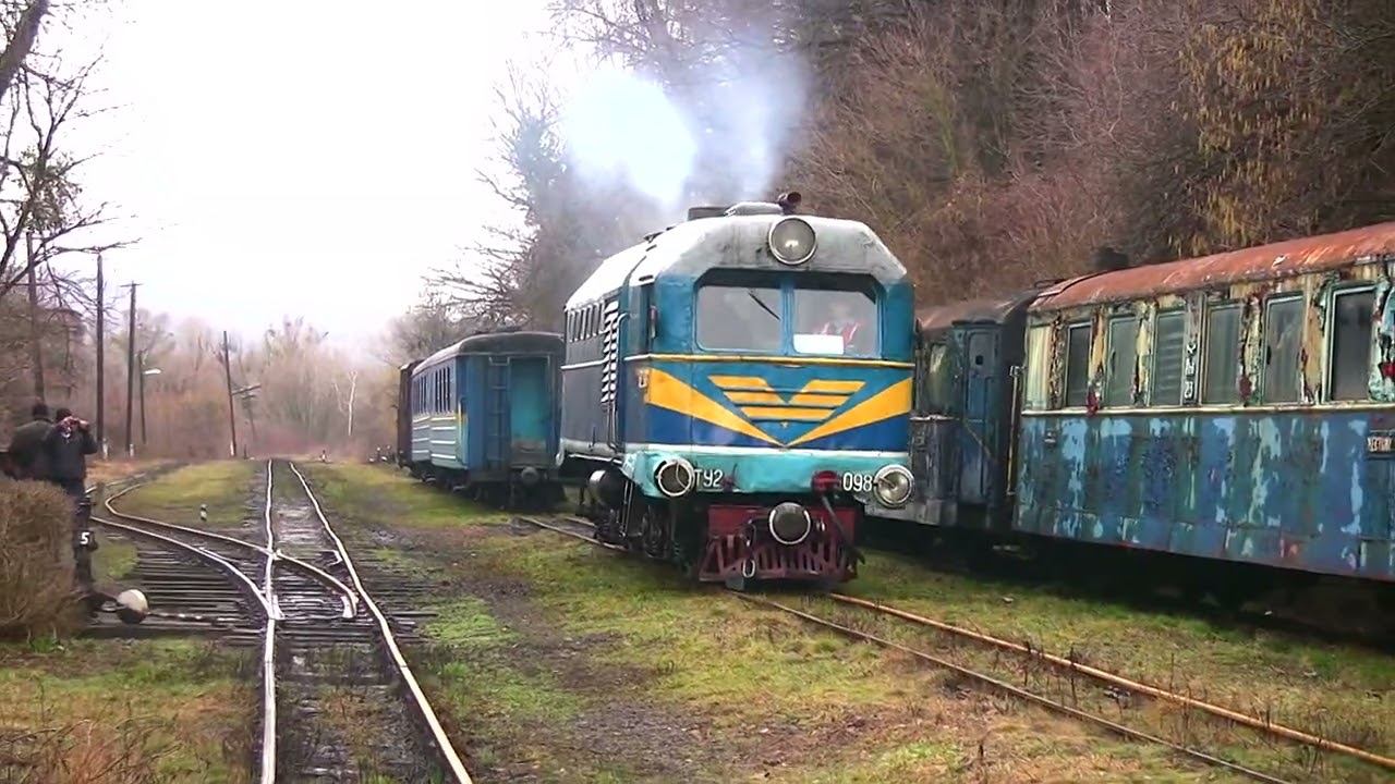 Схрещення поїздів на вузькоколійній станції Хмільник. Crossing of trains at the narrow-gauge station