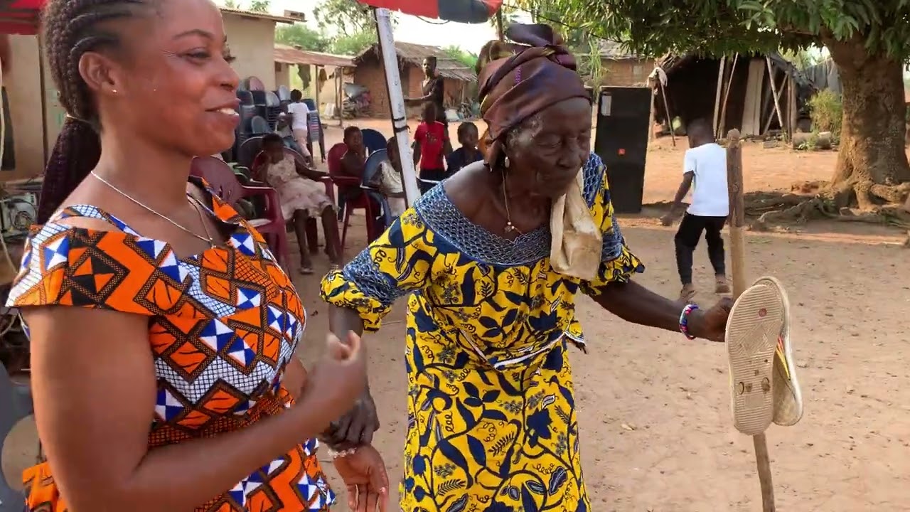 La danse de la doyenne des filles de GROGOUYA.  A la fête des femmes.