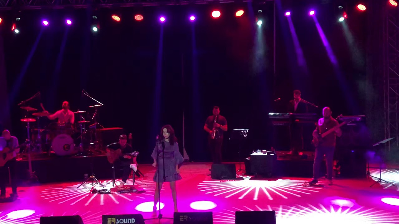 Zeynep Bastık - Gitti Gideli (Açık Hava Konseri)