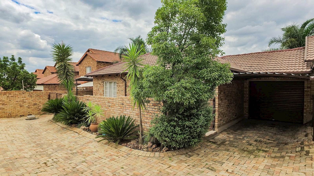 2 Bedroom Simplex for sale in Gauteng | Centurion | Centurion West | Amberfield | 1 Jan |