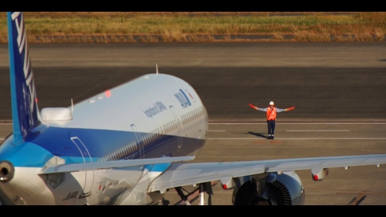 ✈✈全日空ANA (marshaller) 飛行機 誘導の後 必ず一礼する 礼儀正しい女性マーシャラーさん
