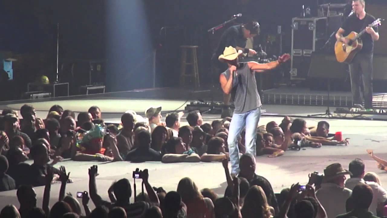 Young w/ 3rd verse - Kenny Chesney, Rupp Arena, Lexington, KY