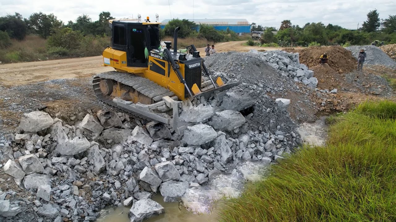 OMG Bulldozer DH17C3 Perfectly Pushes Dis Soil Using Pushing Rocks Forestry Woeking & Truck 25Ton