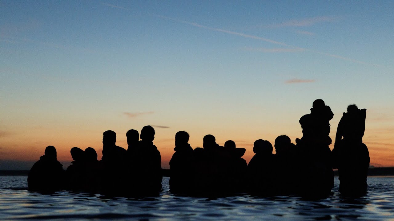 Citizens sabotage migrants trying to cross the English Channel