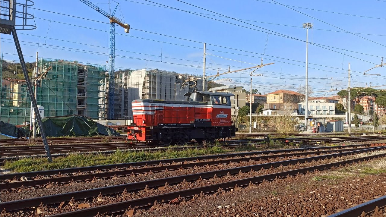 Locomotore da manovra D245 con la livrea MIST in transito a La Spezia Migliarina [4K]