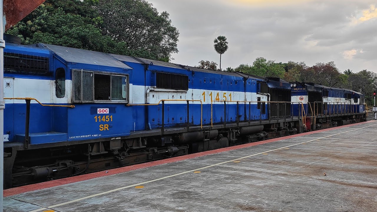 SENGOTTAI RAILWAY STATION - 12662/Pothigai Express departure || 11187 & 11451 GOC WDM-3D Twins