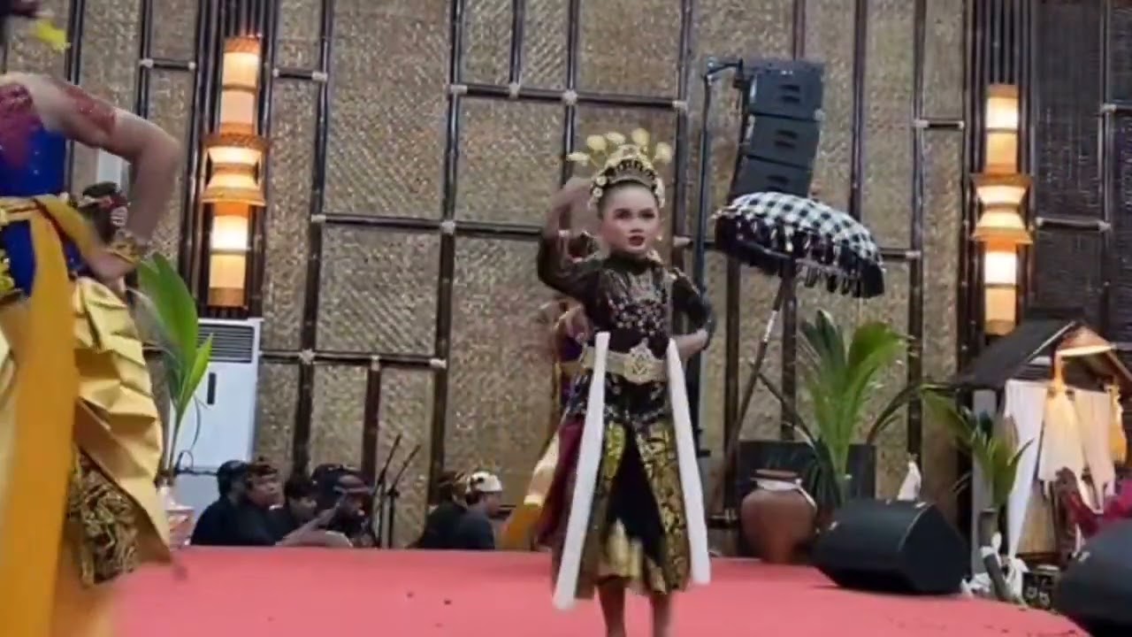 Para penari GROGI saat tampil depan KDM
