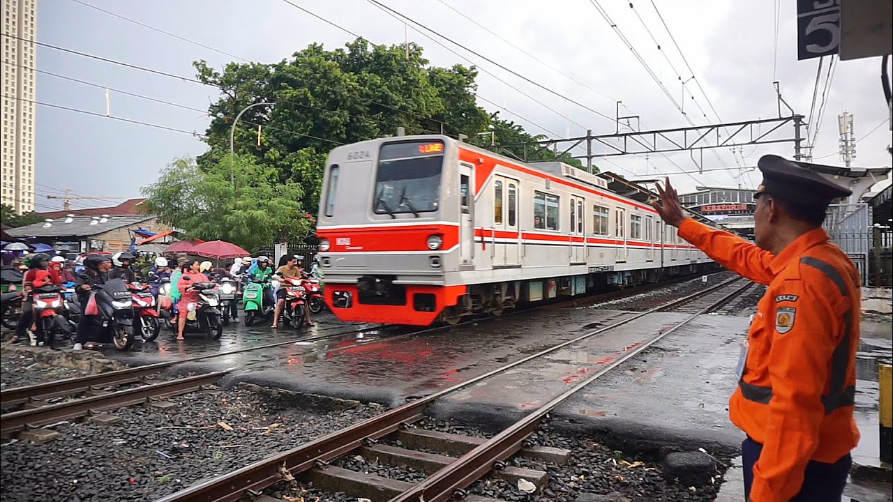 Perlintasan kereta KRL stasiun kebayoran lama satu sisi palang pintu, harap jangan trobos