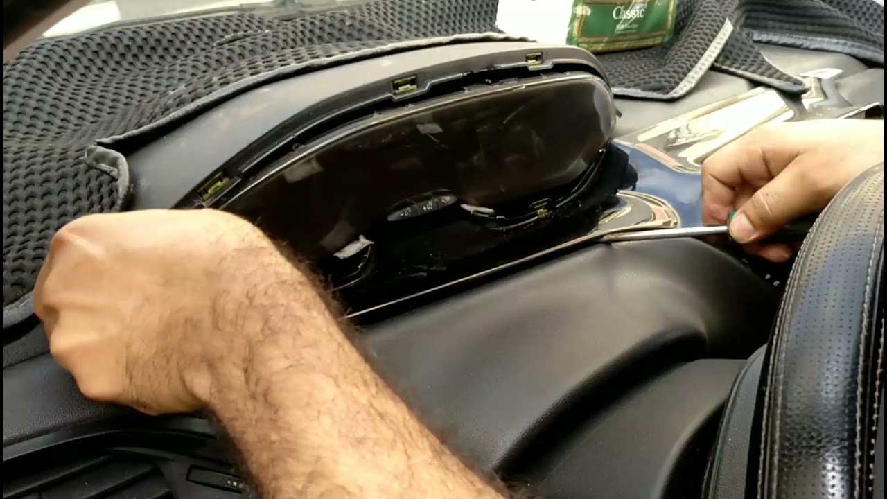 Démontage et nettoyage du tableau de bord de voiture Peugeot 208