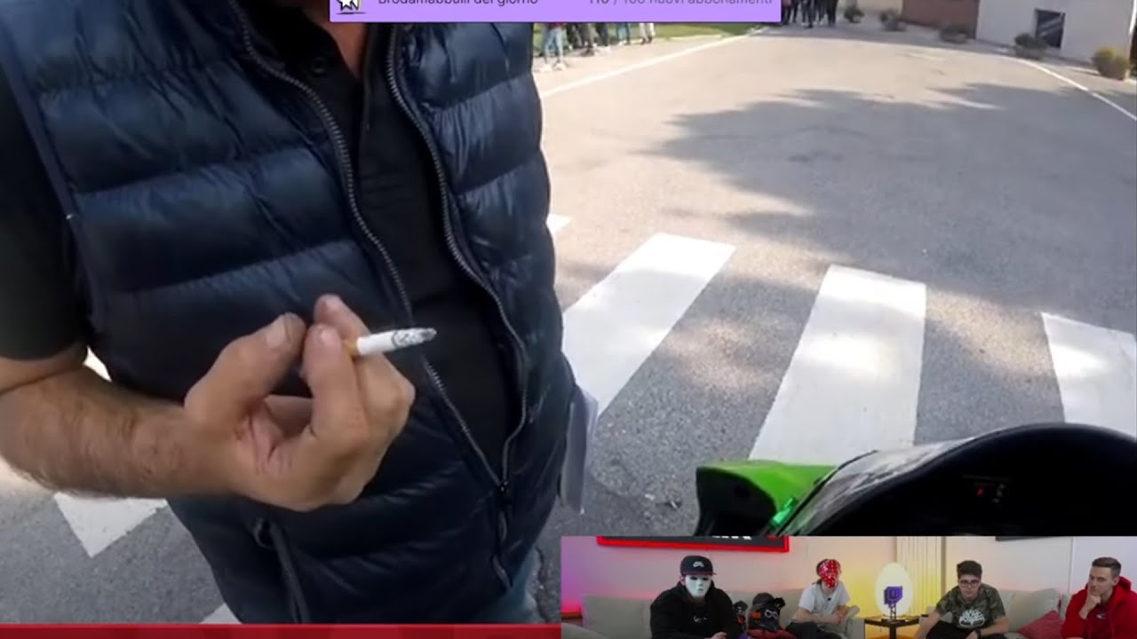 PAKY DISCUTE CON UN PROFESSORE IN MOTO!!