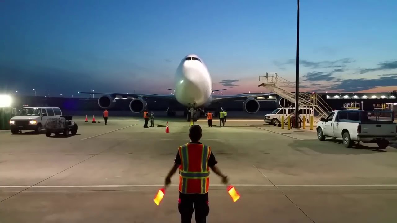 Señales de parqueo para el avión Boing B747