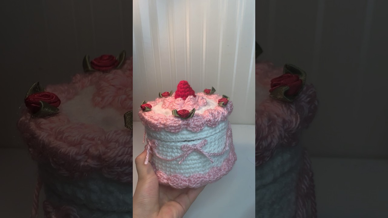 gosh birthday gifts are so easy 🍓🍰 #crochet #cute #cake #birthday #foryou #fypシ゚viral #fyp #fypage