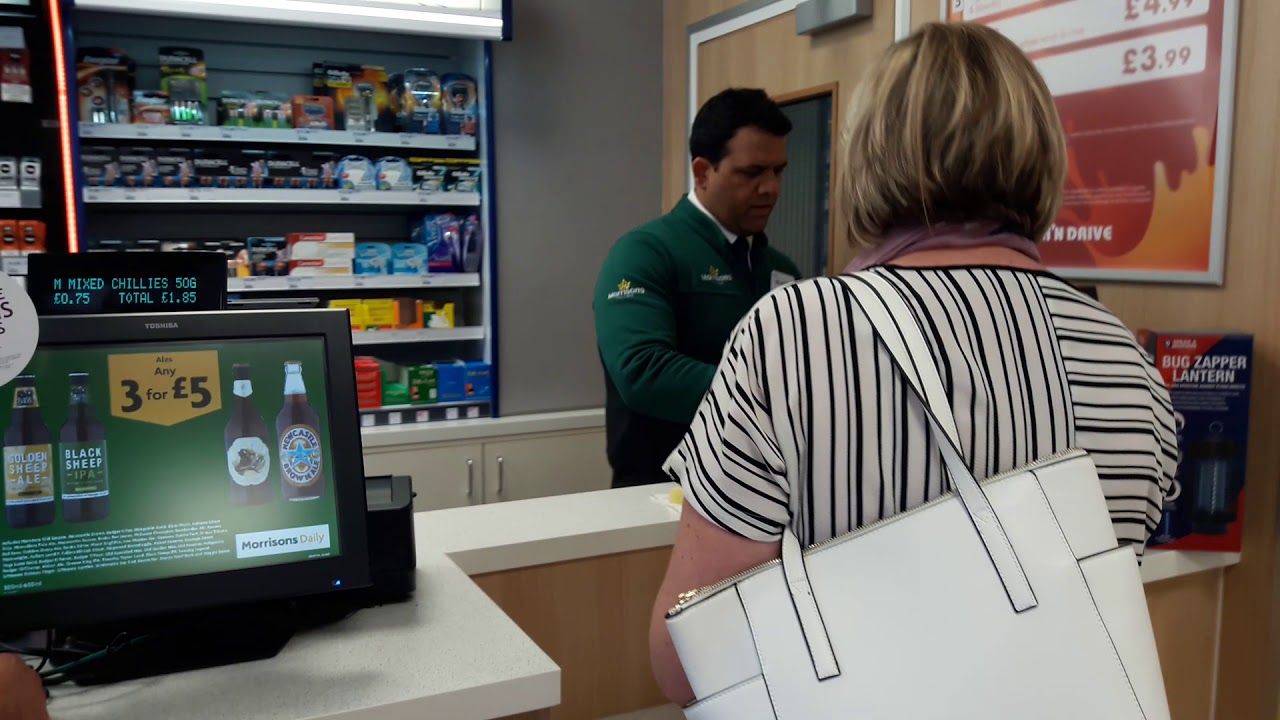2 Customers at once   poor customer service