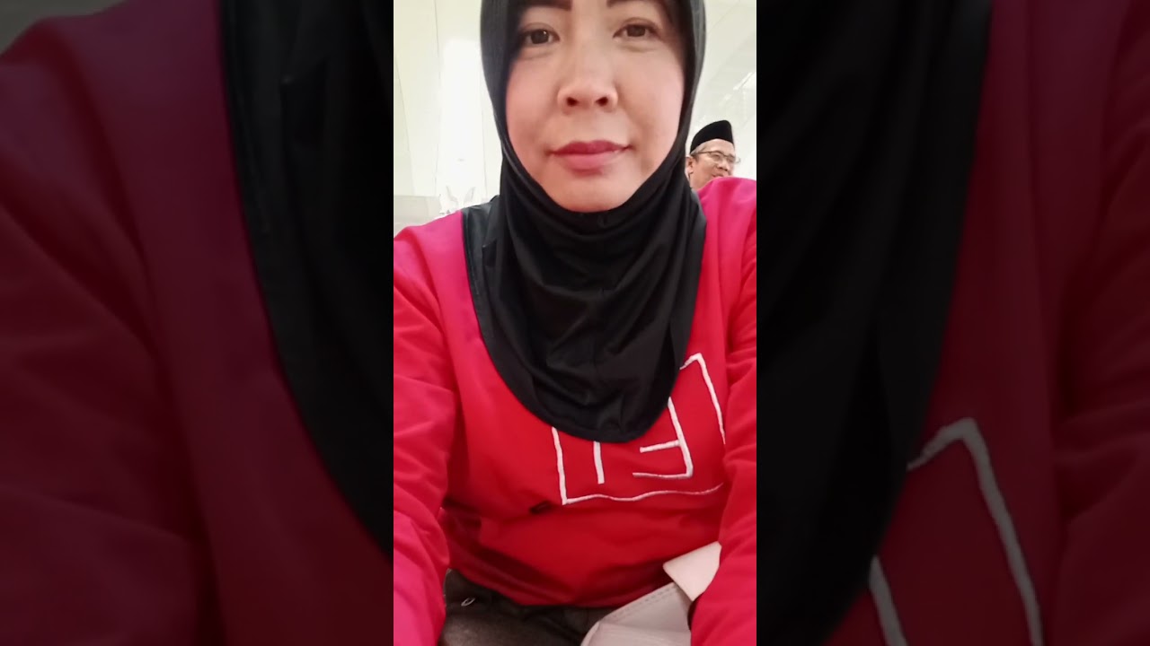 Menunggu emak UMROH dibandara Kualanamo Medan..diruang tunggu...🌹🌹