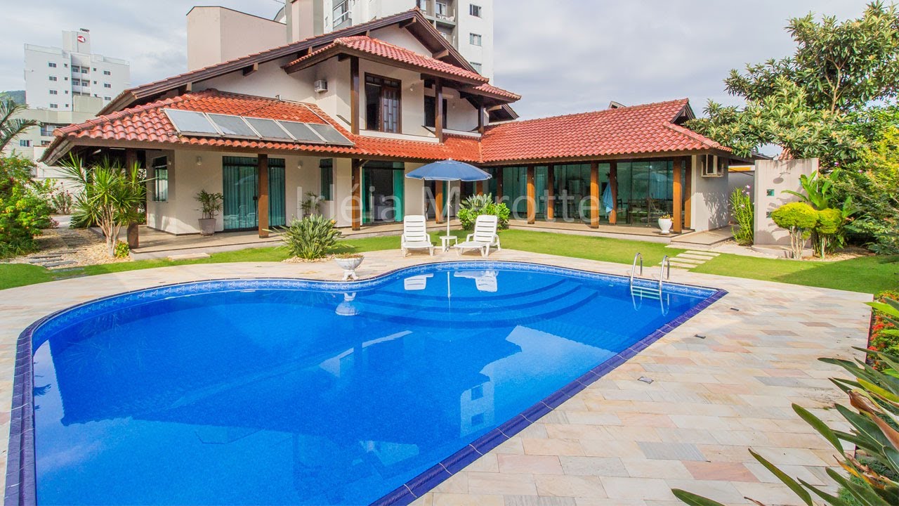 CASA NA VILA NOVA EM JARAGUÁ DO SUL COM PISCINA E GRAMADO