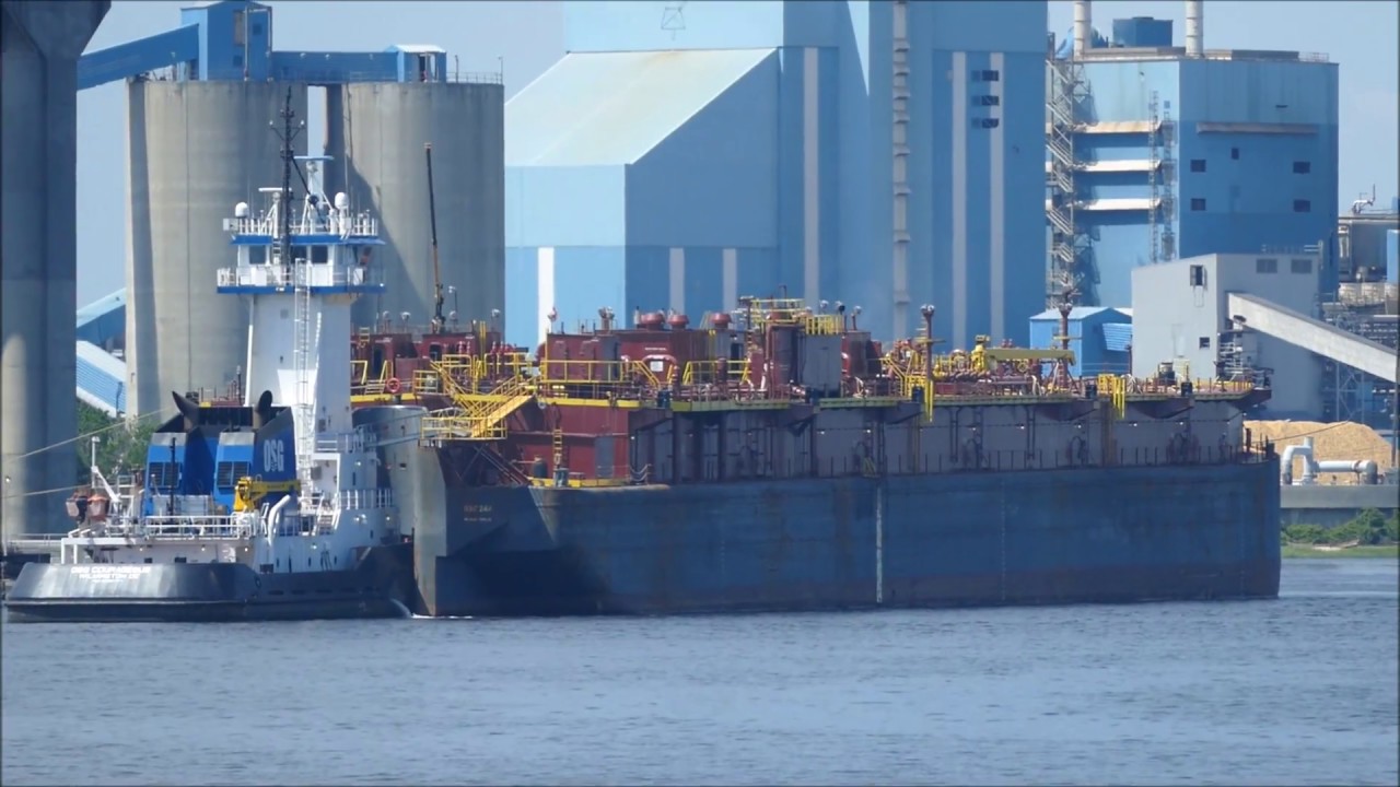 Tug and barge assist with Annabelle Dorothy Moran