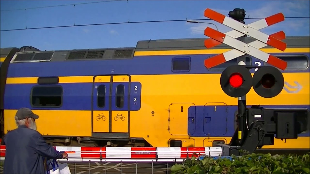 Spoorwegovergang Vlissingen Souburg // Dutch railroad crossing