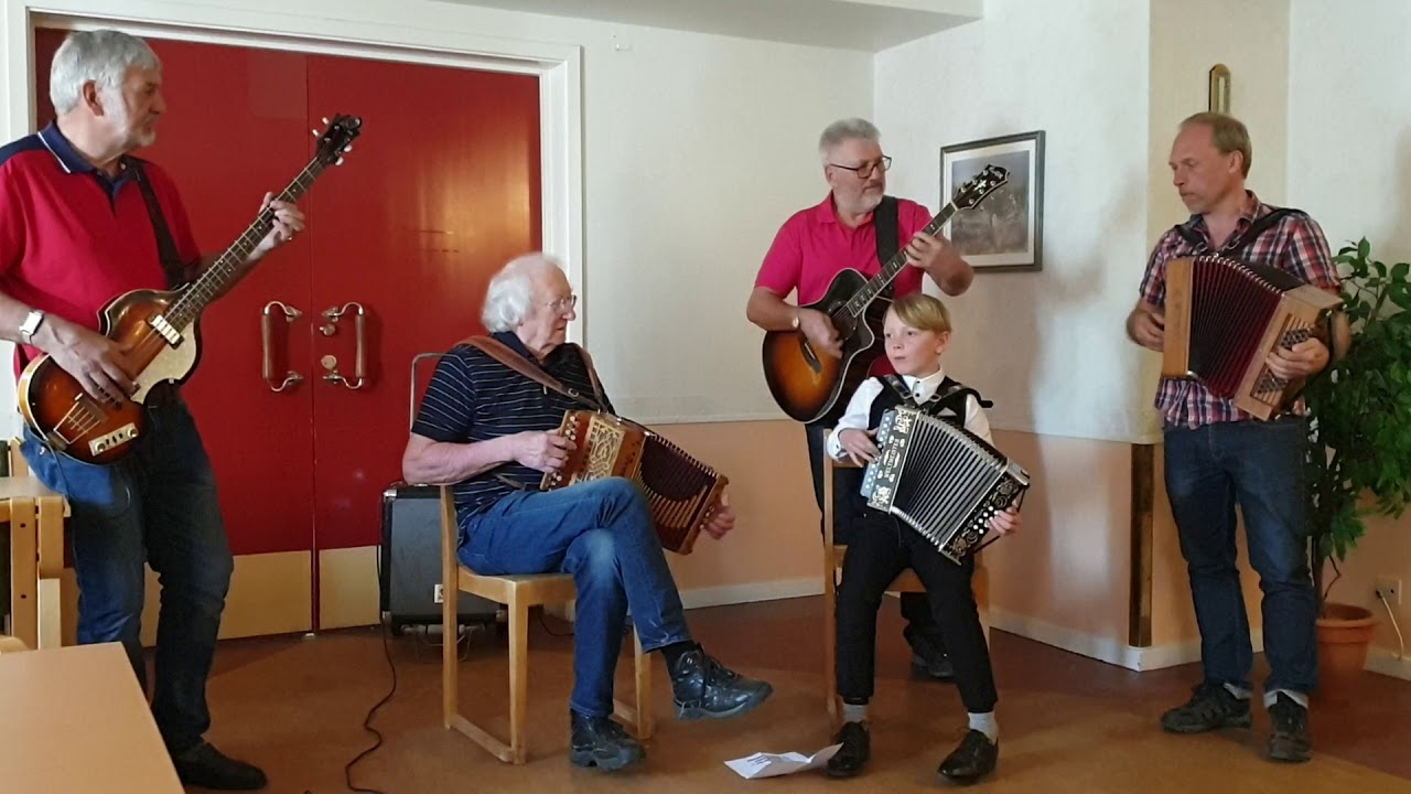 Arvid Ramberg Strand 9 år gammal spelar på Delsbo Folkan