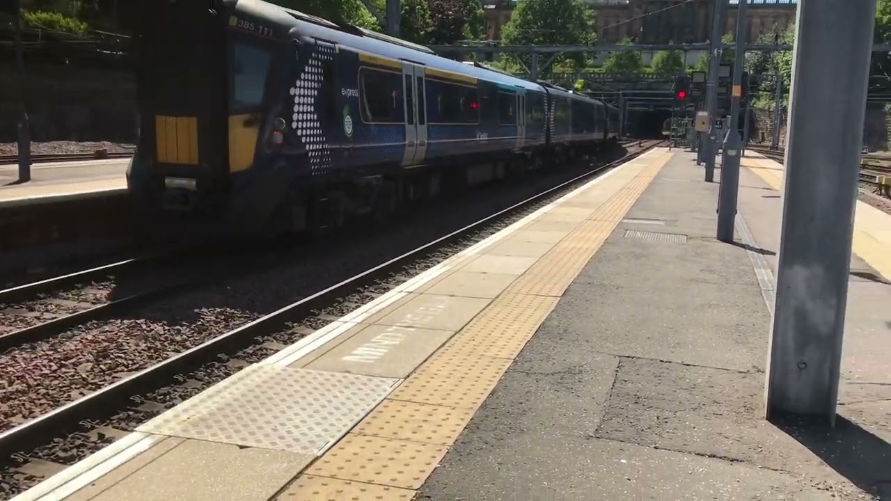 Trains at Edinburgh Waverley