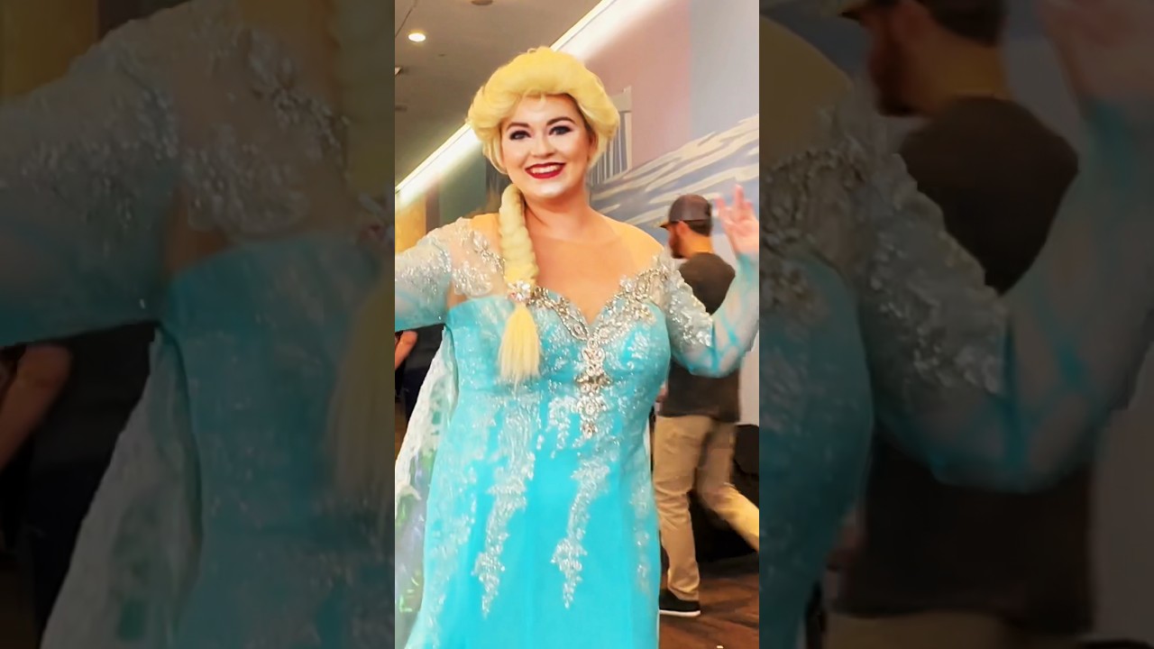 Beautiful Frozen Elsa Cosplay Display! #frozen #disney #disneyprincess #cosplay #comiccon