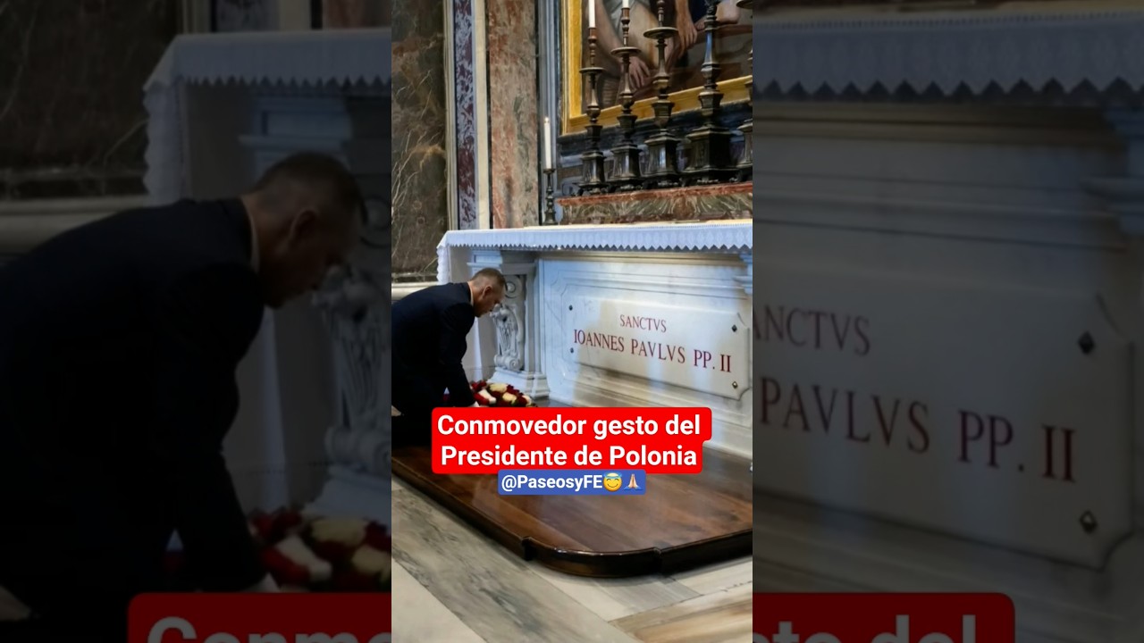 El #conmovedor gesto del presidente de #polonia 🇵🇱  ante Juan Pablo II #juanpabloii 🙏🏻😇 #vaticano ❤️