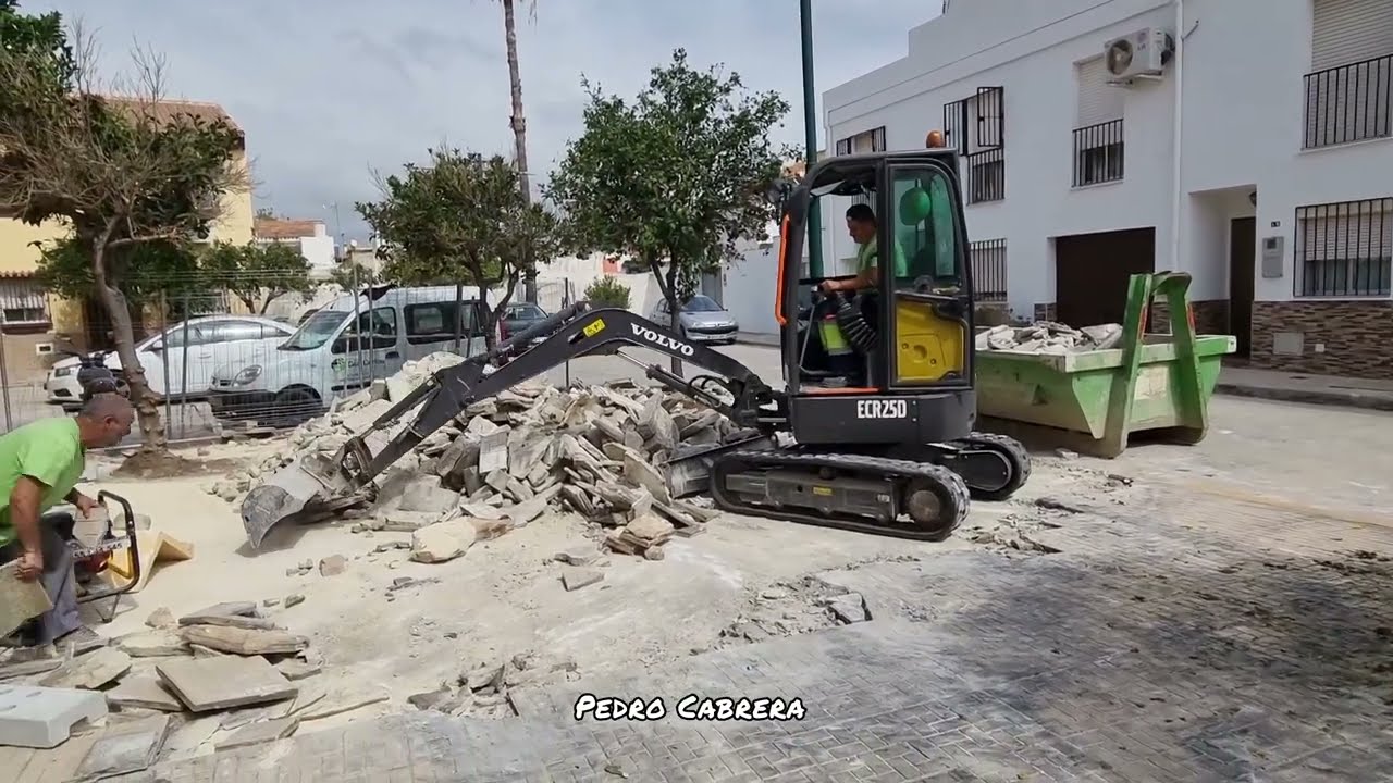 Miniexcavadora giratoria de 2.5 toneladas trabajando sobre pavimento en C/ Dafni (Churriana-Málaga)
