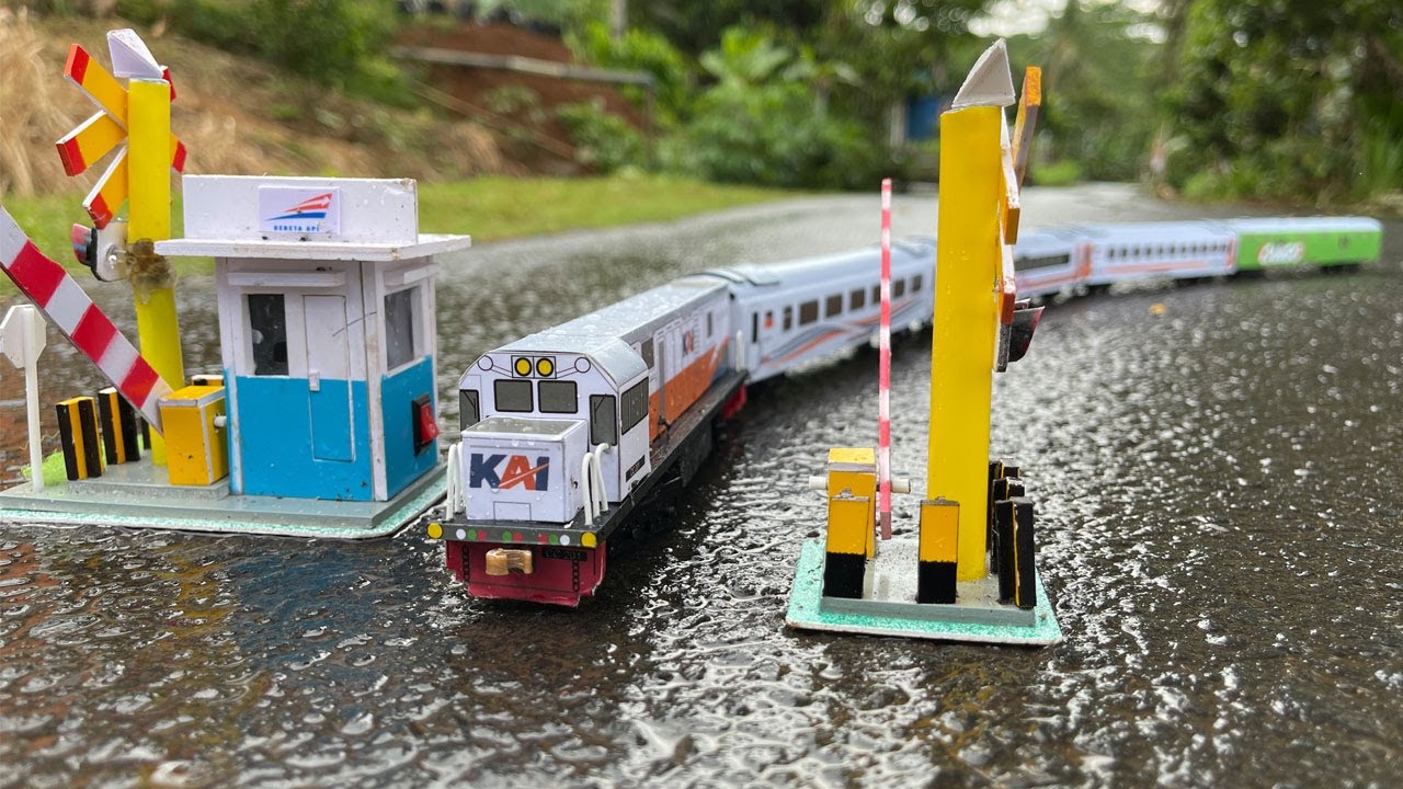 Menemukan Mainan Kereta Api Plastik CC201 - Merakit Miniatur Palang Pintu Perlintasan Kereta Api
