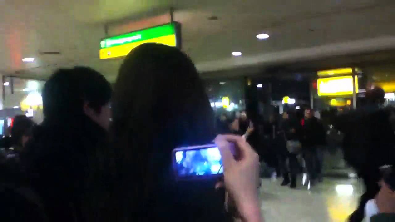 Seohyun at Heathrow [FANCAM] [Subbed CC] 120219