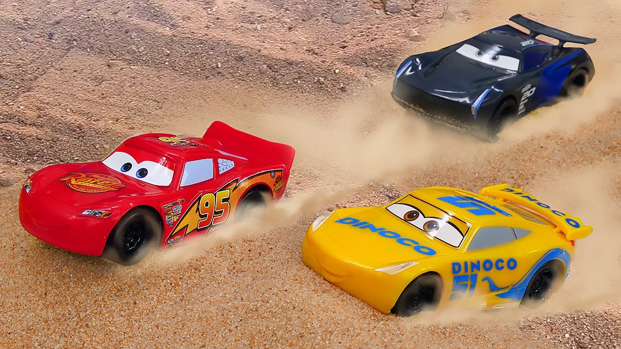 Spielspaß für Kinder. McQueen baut eine Rennstrecke. Video mit Spielzeugautos auf Deutsch