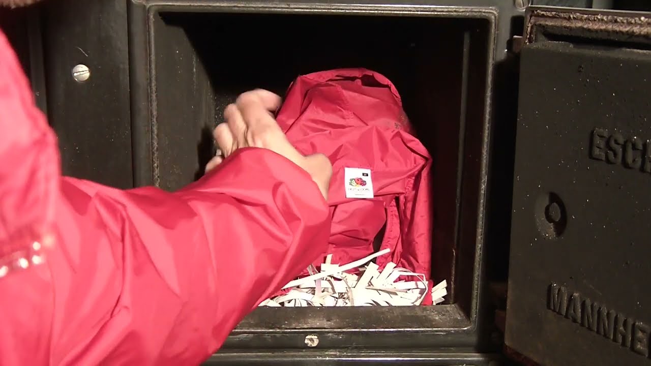 HDV 0291 Nylon burn red windbreaker FoL size M
