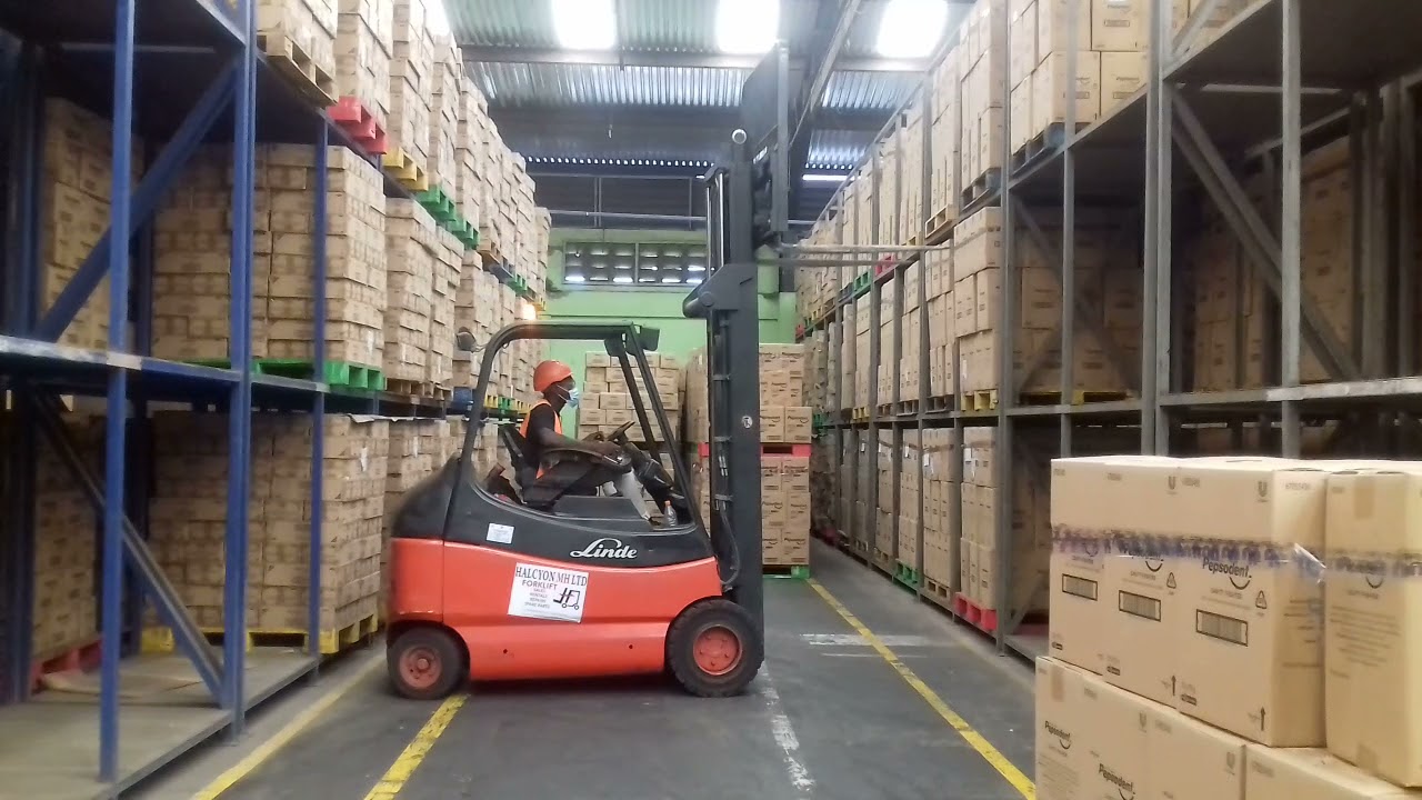 linde E30 electric forklift action