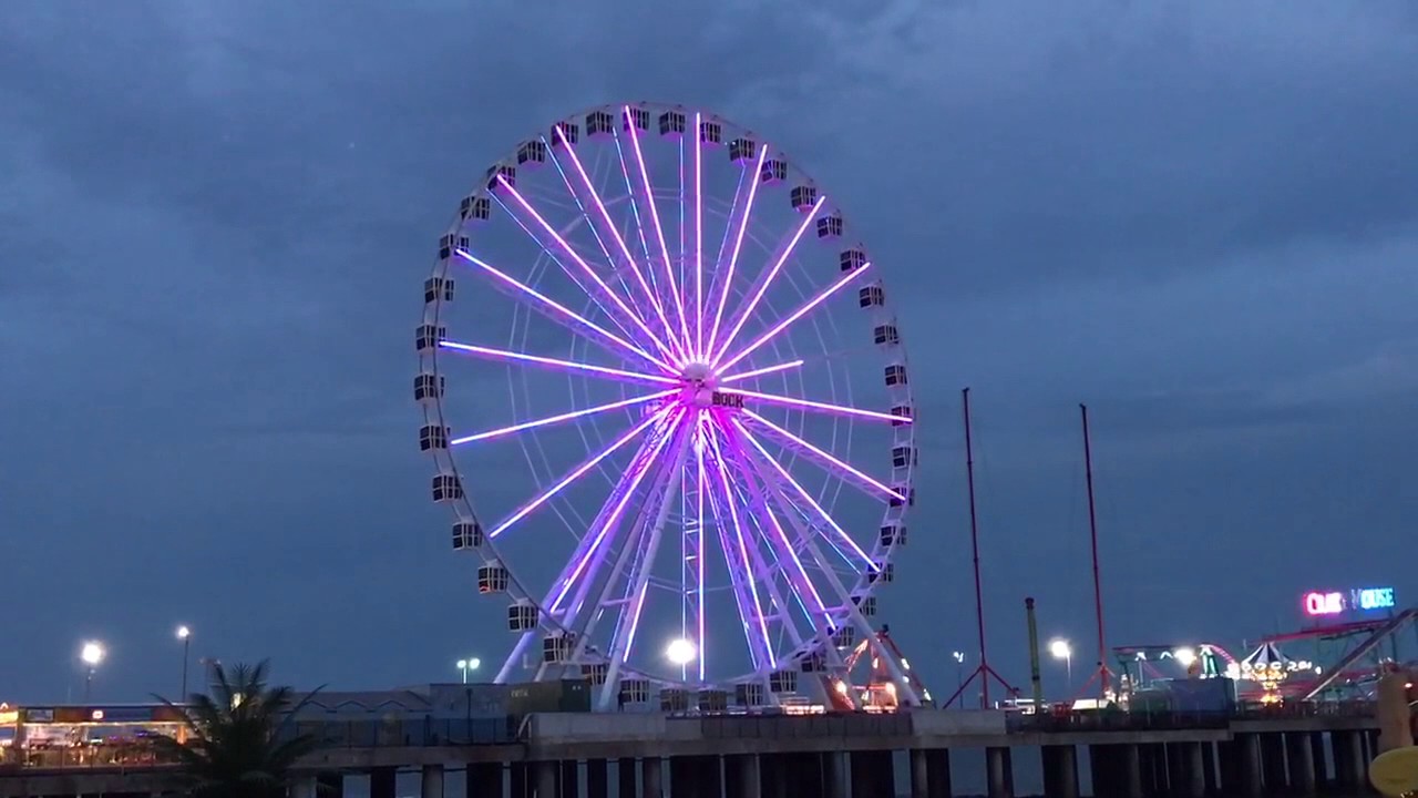 Watch the Observation Wheel at Steel Pier light up for the very first time