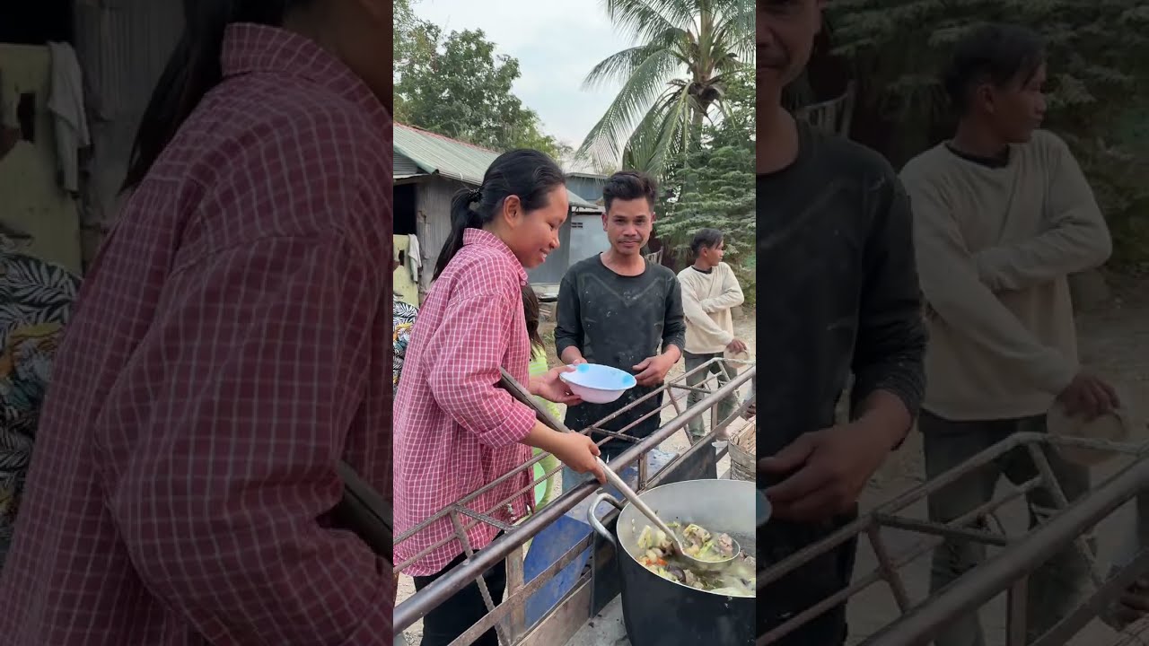 សម្លរចាប់ឆាយមួយខ្ទះត្នោតសម្រាប់អ្នកជិតខាង