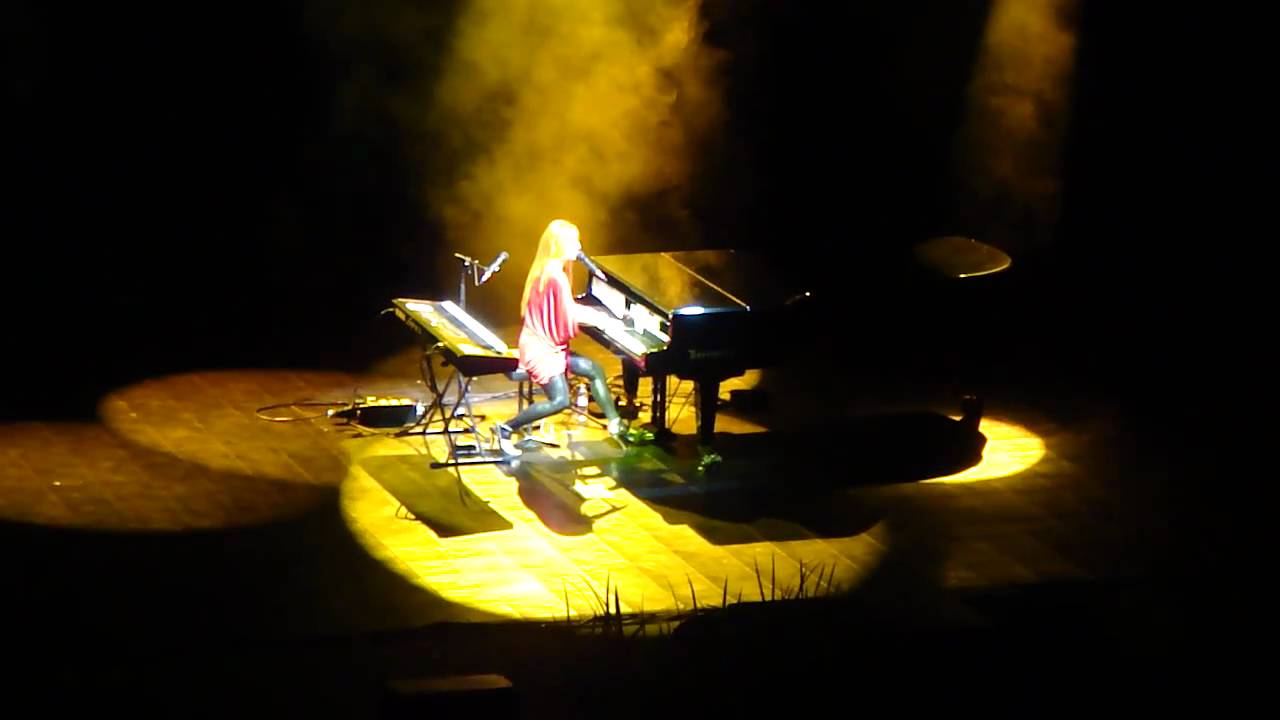 Tori Amos-secret spell (turn, turn,turn) Bloemendaal HD 21-7-2010.MP4