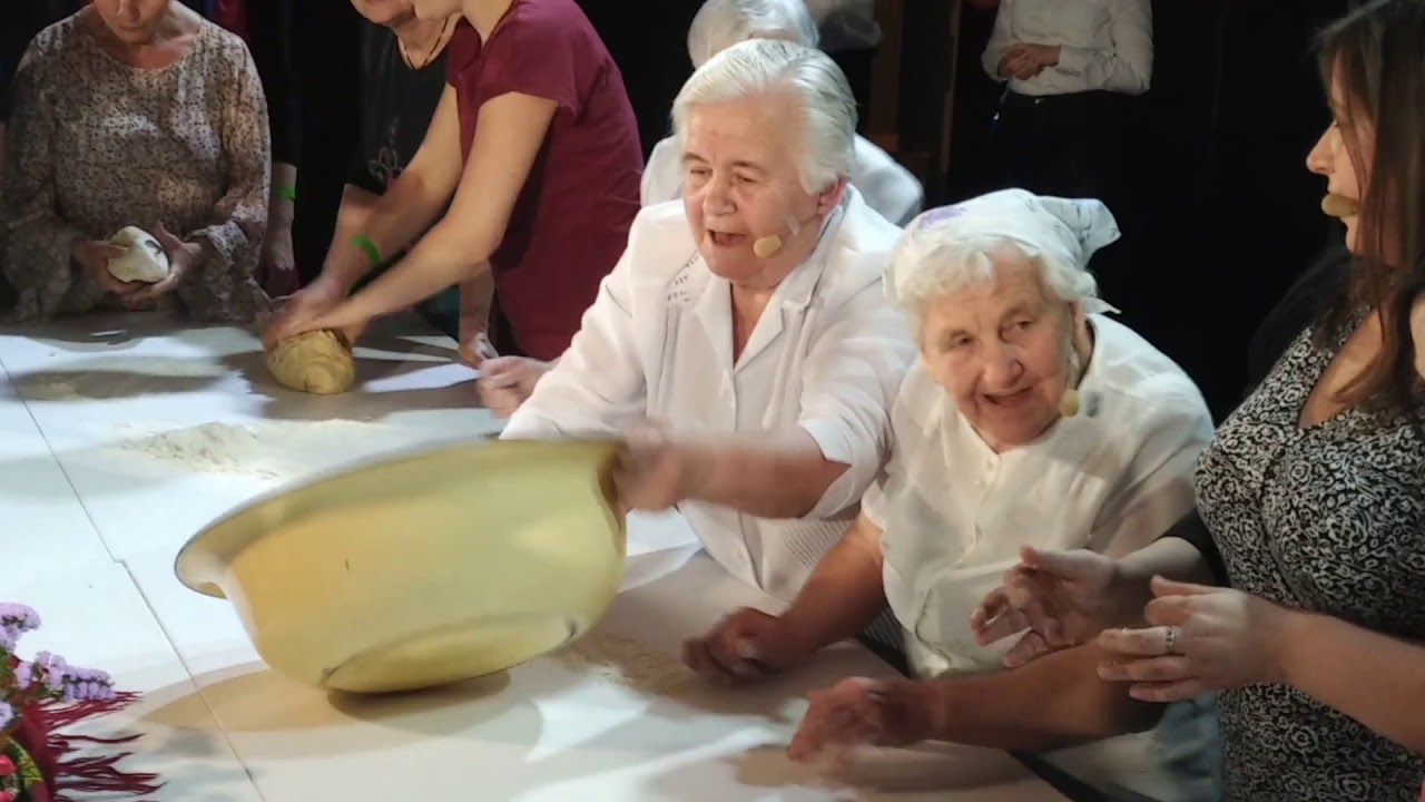 Gospodynie z Dobrowody na Podlasiu przygotowują korowaj