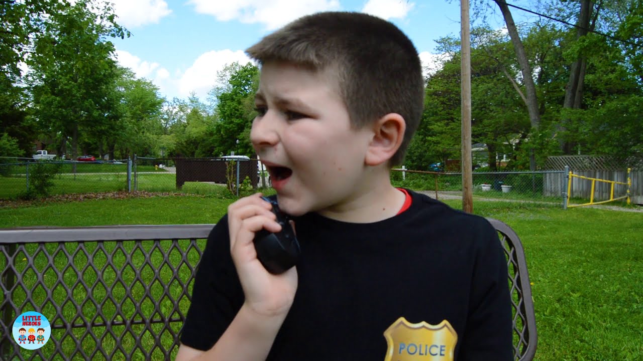 Little Heroes and the Assistant Together In Pretend Play Police Story