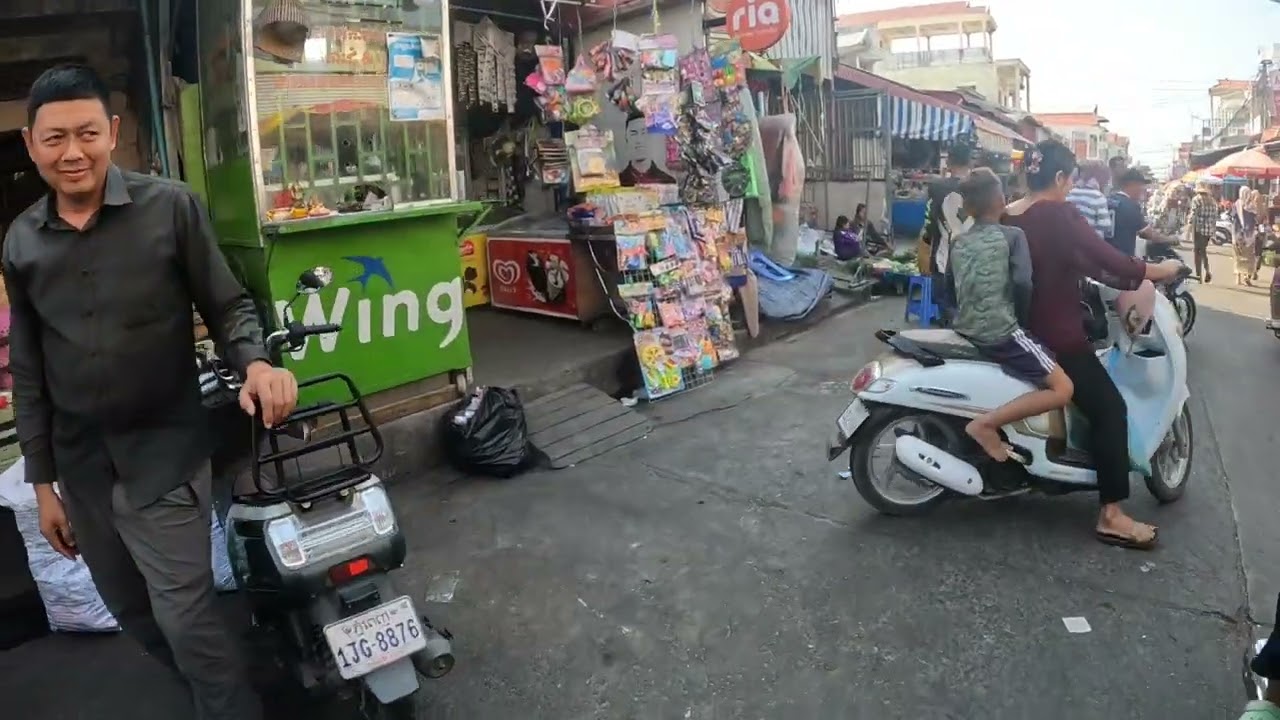 អាជីវករនៅផ្សារ/Traders at the market