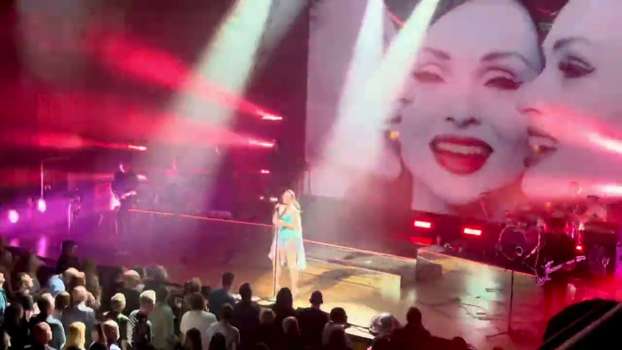 Sophie Ellis-Bextor, Freedom of the Night, live at Bristol Beacon, 8th June 3035