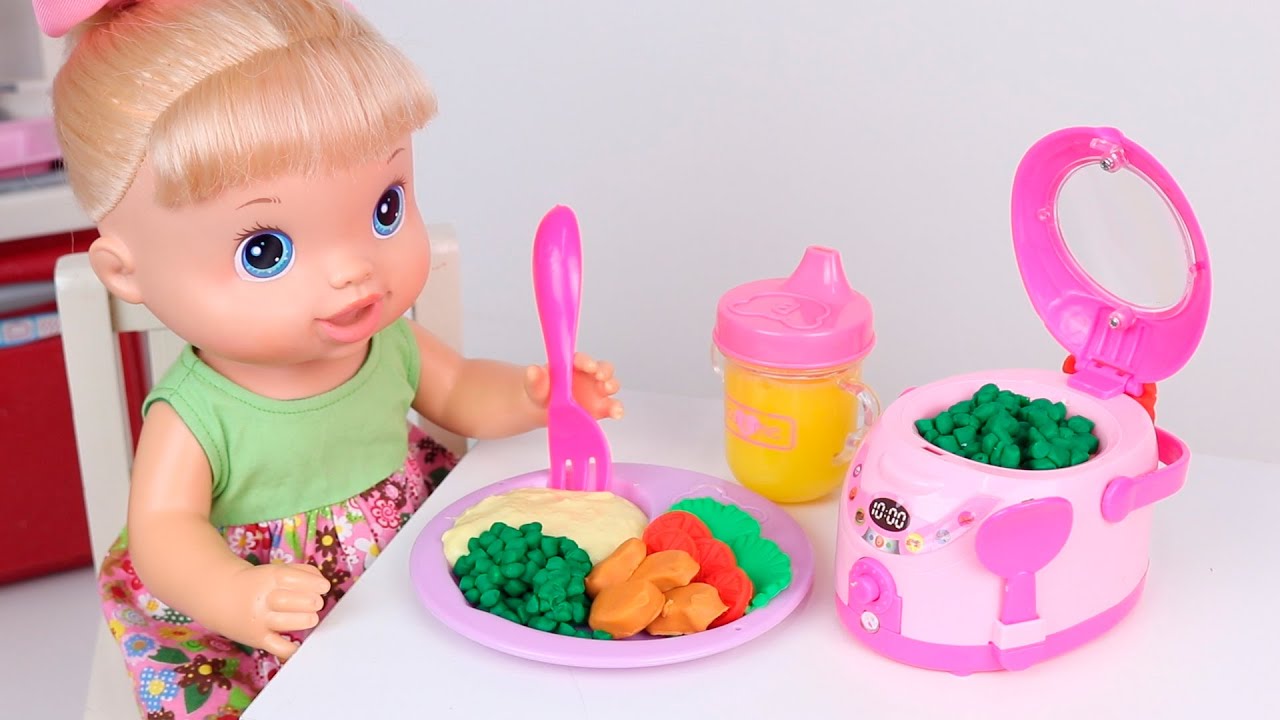 BABY ALIVE FAZ ALMOÇO NA PANELINHA ELÉTRICA!