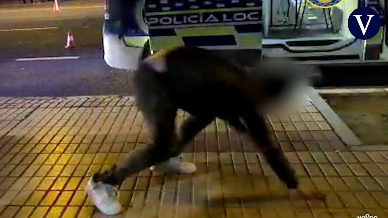 Da un salto de capoeira en un control policial para demostrarle a los agentes que no está ebrio