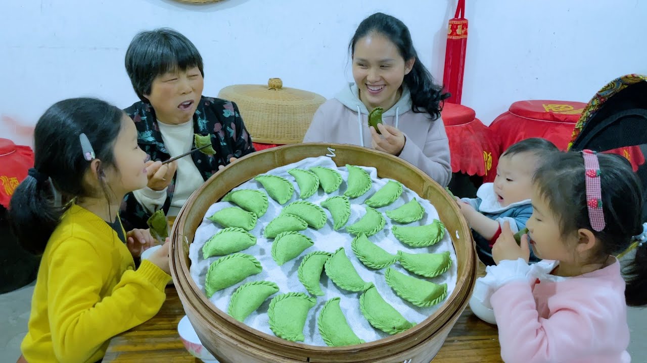 Вкусно по весне, сделать зеленые вареники с полынью