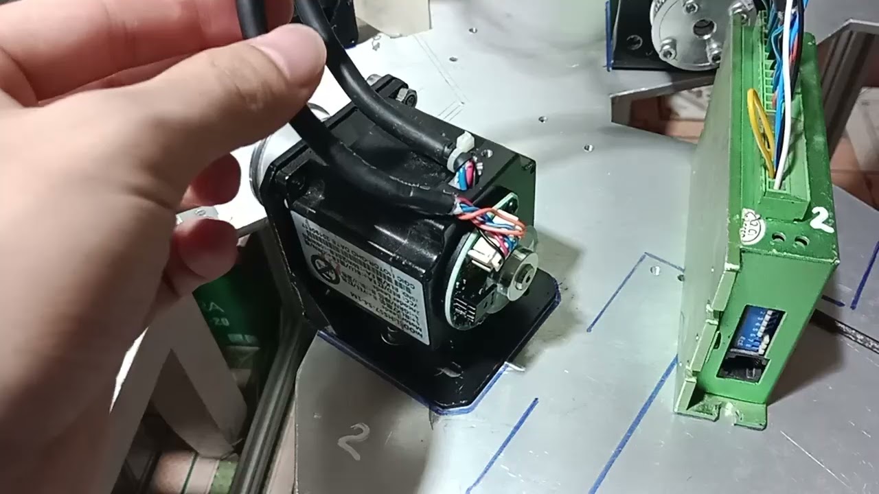 Phân biệt động cơ bước và động cơ servo. difference between stepper motor and servo motor
