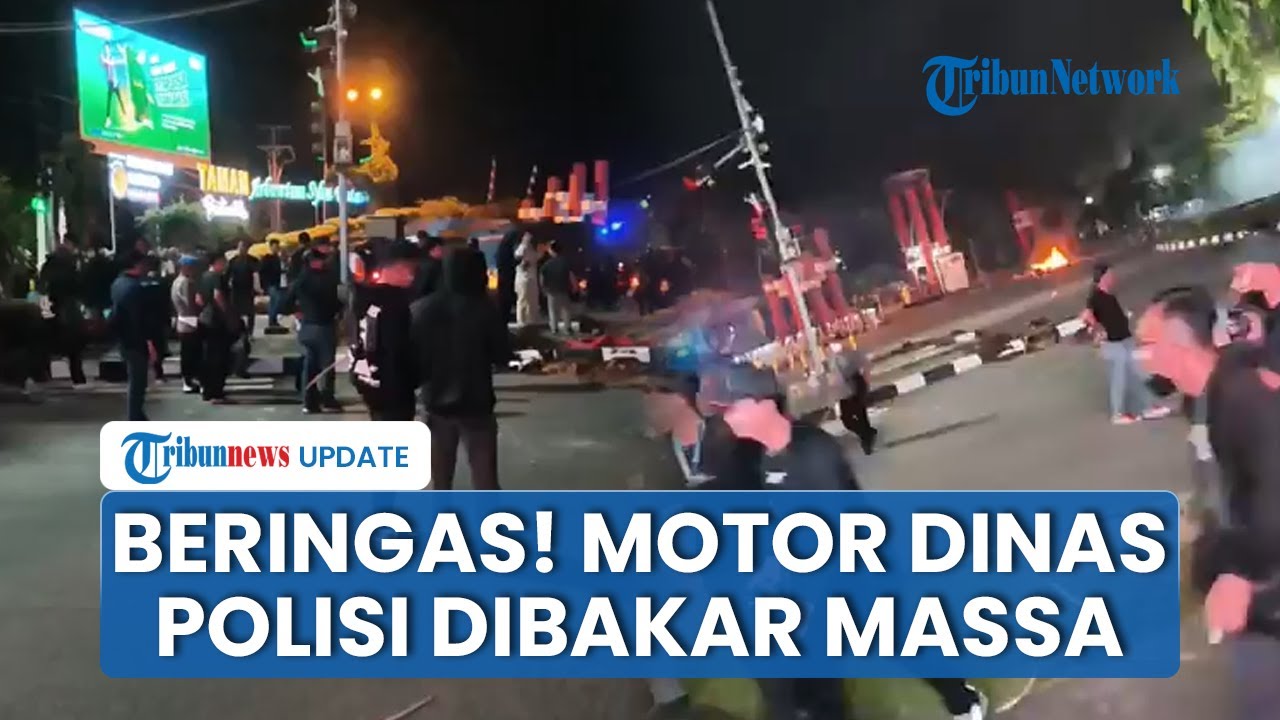 Demo Pontianak Memanas! Motor Dinas Polisi Dibakar, Pengendara Tak Bisa Melintas Buntut Penutupan