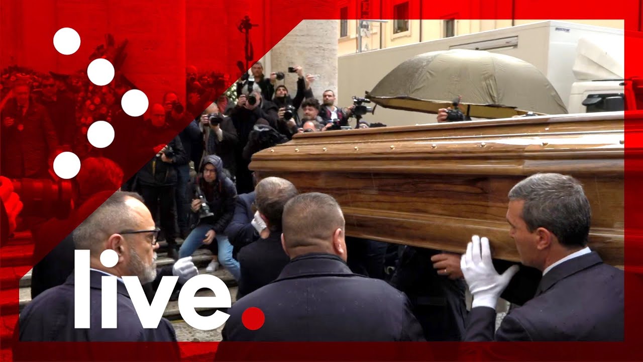 LIVE Roma, i funerali di Maurizio Costanzo. Le immagini all'esterno della chiesa: diretta video