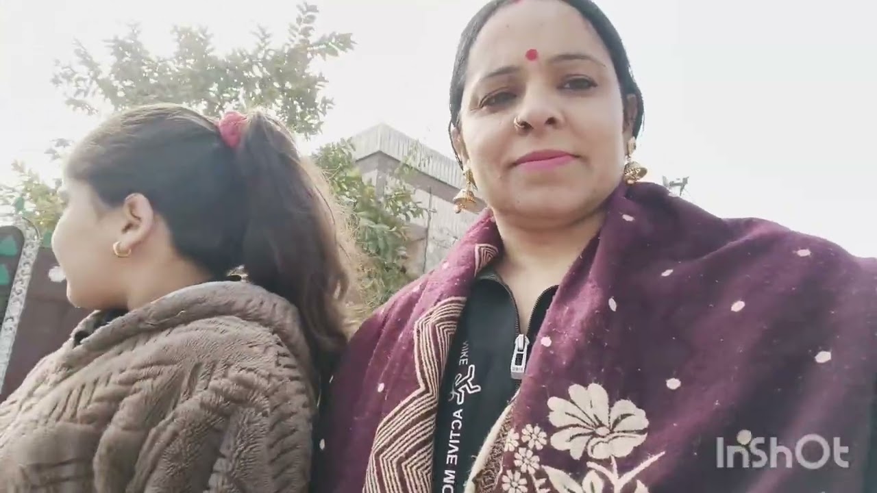 Khet me ghumai 