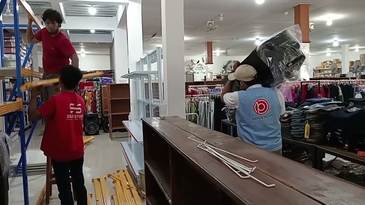 Setup baru display toko, elektronik dan pakaian bertukar. Toko papua indah serui