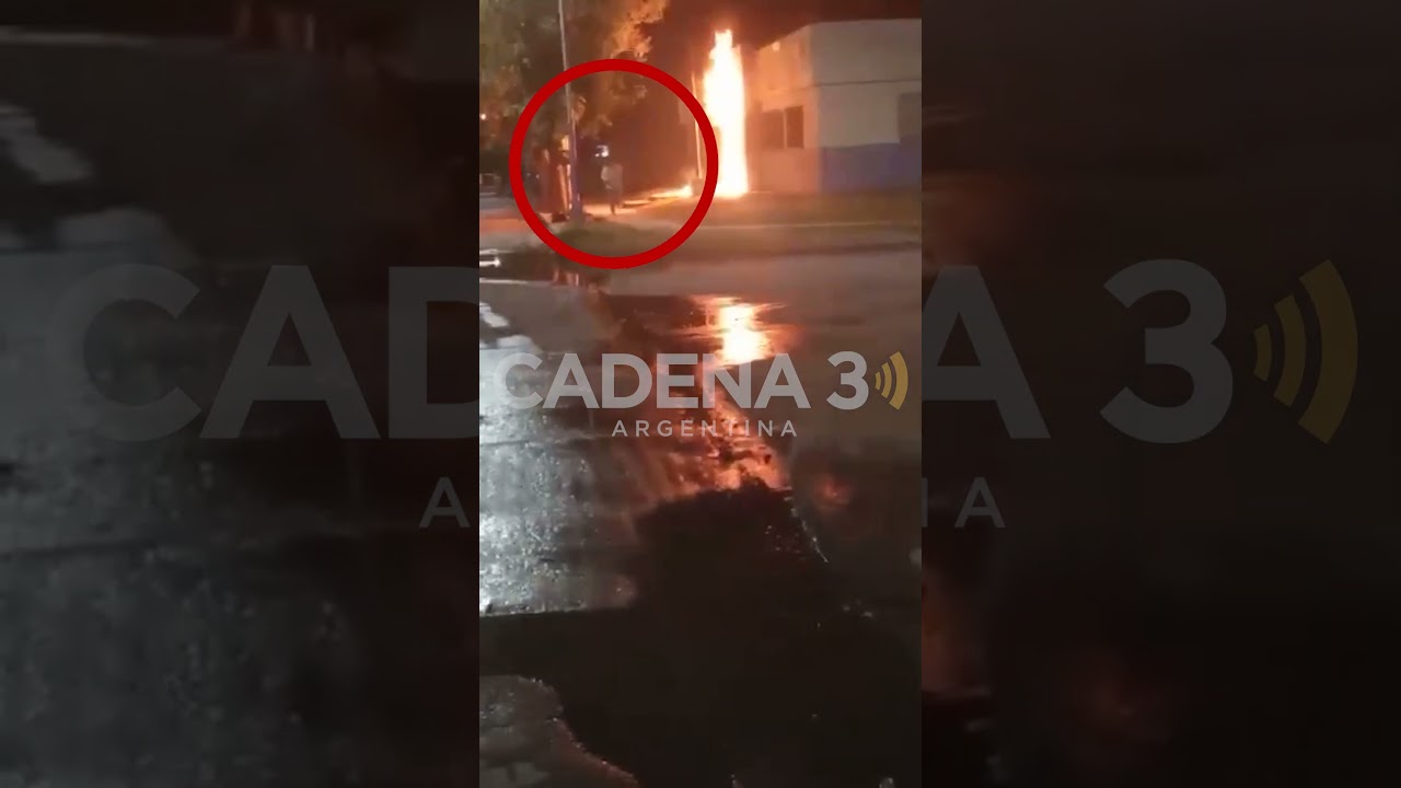 ЭКСКЛЮЗИВ: Видео атаки коктейлем Молотова на полицейский участок
