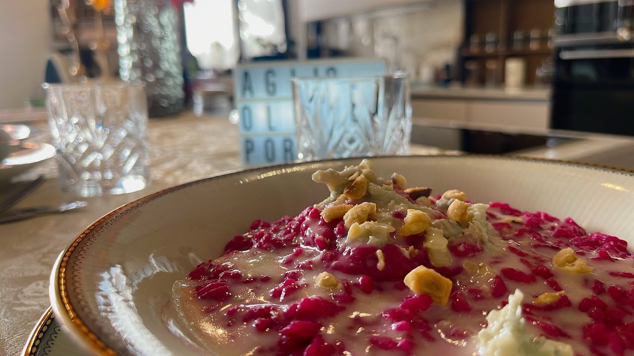 Risotto alla barbabietola, fonduta di gorgonzola e nocciole croccanti