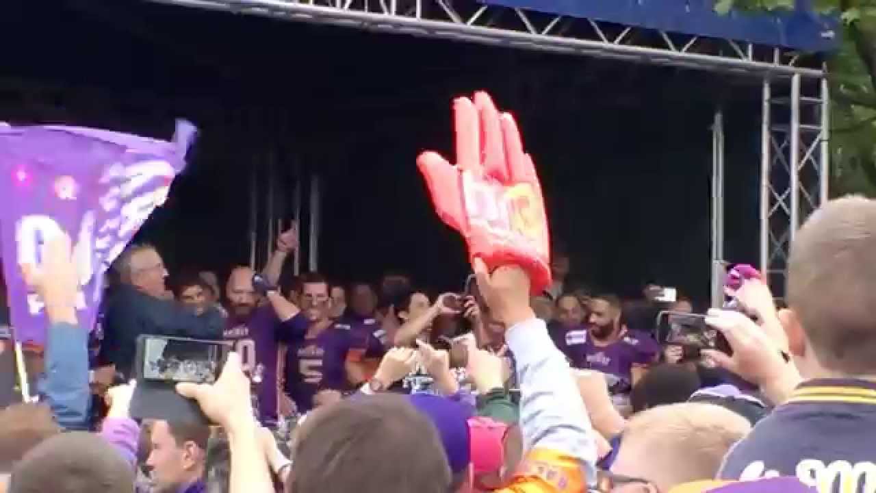 Frankfurt Galaxy Meisterschaftsfeier Werner Reinke singt Tochdown 1 2 3